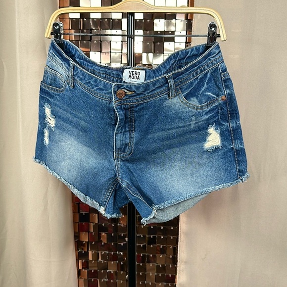 Vero Moda Medium Wash Blue Denim Jean Shorts w Raw Hem & Distressing Waist 18” - Picture 3 of 14
